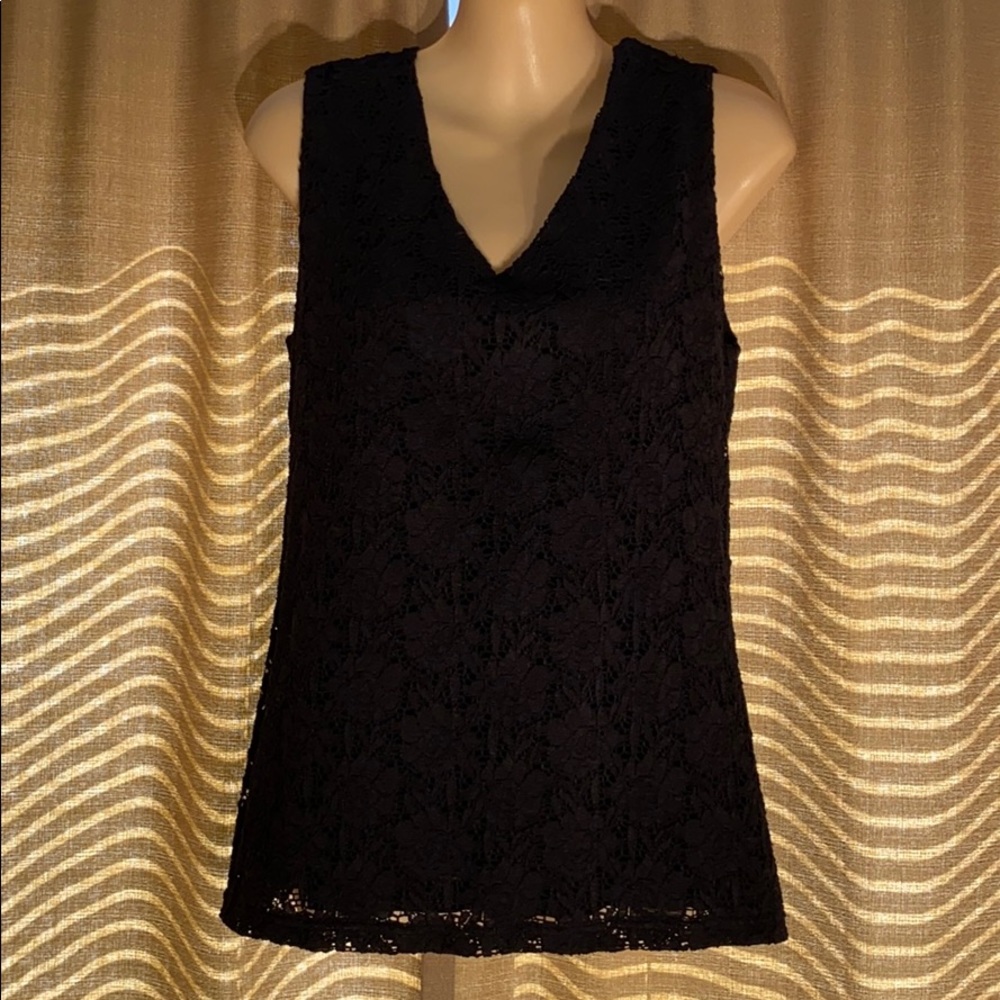 Black sleeveless v neck professional top